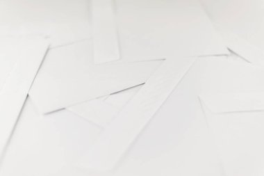 Yazışmalarla ofis çalışması için arka plan: bir ofis çalışanının masaüstüne dağılmış büyük bir zarf yığını