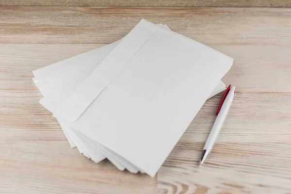Correio Escritório Pacote Envelopes Brancos Vazios Para Letras Caneta Esferográfica — Fotografia de Stock