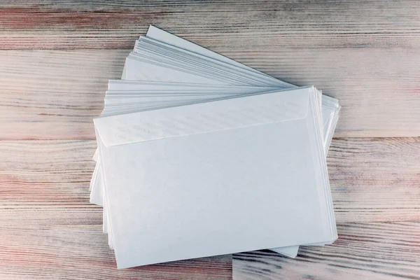 Офис Офис Пакет Белых Пустых Пустых Конвертов Писем Лежащих Светлом — стоковое фото