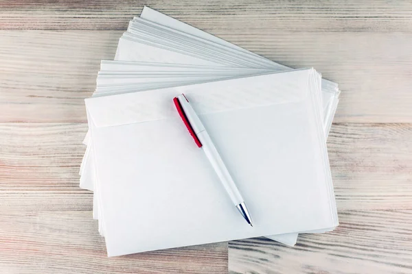 Correio Escritório Pacote Envelopes Brancos Vazios Para Letras Caneta Esferográfica — Fotografia de Stock