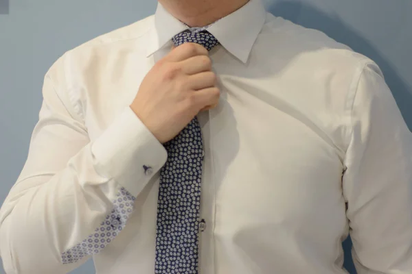 Biznes Naprawia Krawat Białej Koszuli Dniu Ślubu Pan Młody Naprawia — Zdjęcie stockowe
