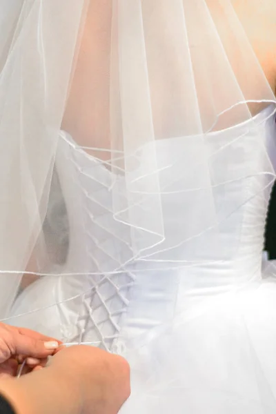 Корсет Свадебное Платье Связывают Руки Матери — стоковое фото