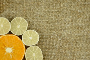 İç tasarım için arkaplan olarak soyut doğal keten kumaş dokusunu kapat, Altın kahverengi, farklı renkte yamalar, kurutulmuş narenciye ile süslenmiş.