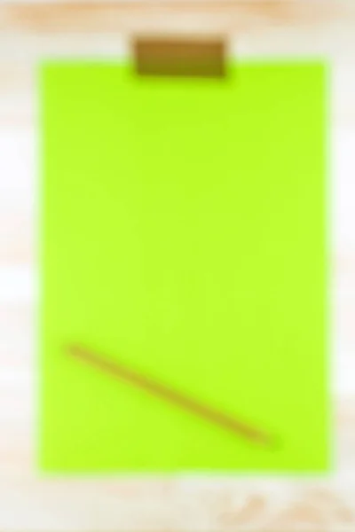 Sfondo Foglio Verde Vuoto Carta Note Una Matita Esso Attaccato — Foto Stock