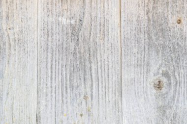 Arka plan: Ahşap bir çitte gri, güneşte beyazlatılmış tahtalar, çatlaklar, zaman izleri ve rutubet