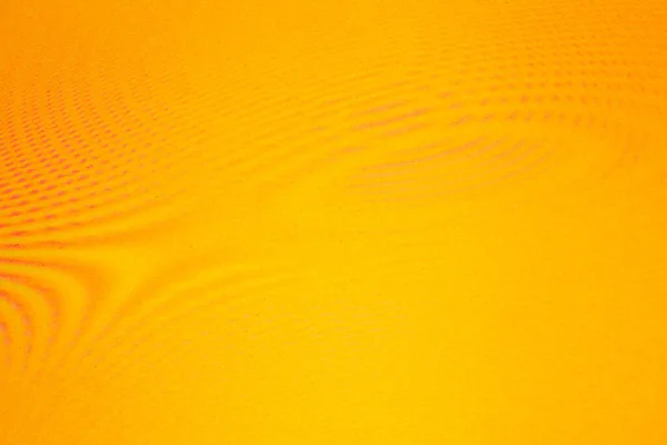 モアレを持つ抽象的な濃い黄色の黄金の背景 — ストック写真