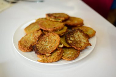 Mutfaktaki beyaz tabakta krep.