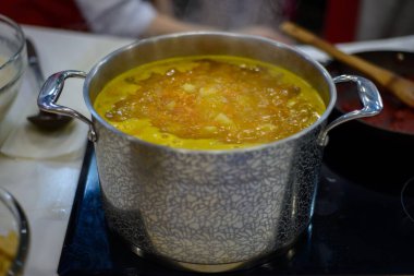 Sebze çorbası fırının üzerinde büyük bir tencerede demlenir.