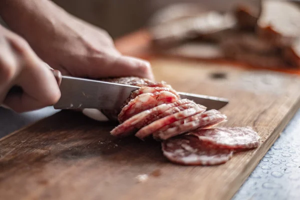 Salsiccia Tagliata Con Coltello Una Tavola Legno — Foto Stock