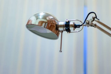 Eğri ayarı ile bir bacak üzerinde yarı dairesel masa lambası