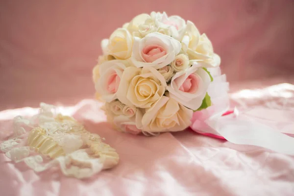 Svatební Kytice Bílých Růží Růžovém Lůžku Krátké Zaostření — Stock fotografie