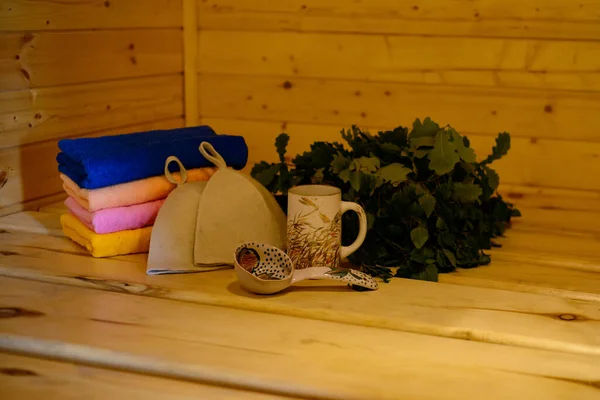 Acessórios Uma Sauna Uma Vassoura Uma Concha Chapéus Banho Toalhas — Fotografia de Stock