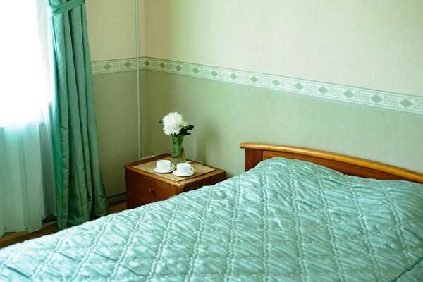 Dormitorio Color Verde Con Una Cama Una Mesita Noche Con — Foto de Stock