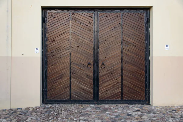 Großes Hölzernes Tor Zum Gebäude — Stockfoto