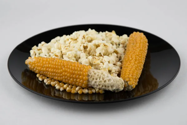 Popcorn Készítése Otthon Mikrohullámú Sütőben Jól Szárított Kukorica Szemek Között — Stock Fotó
