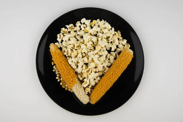 Popcorn Hause Der Mikrowelle Gut Getrockneter Mais Auf Dem Maiskolben — Stockfoto