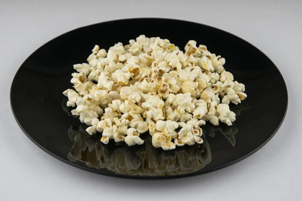 Cucinato Casa Nel Forno Microonde Popcorn Una Ciotola Nera Bianco — Foto Stock