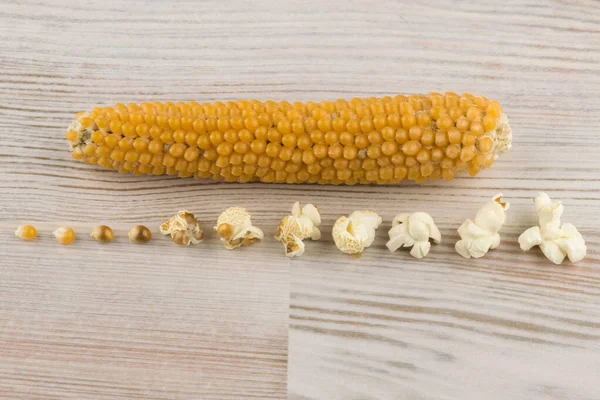 Попкорн Приготовленный Микроволновой Печи Дома Различные Этапы Приготовления Зерна Кукурузы — стоковое фото