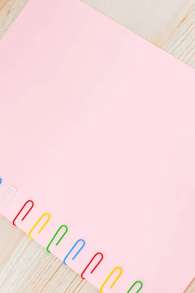 Una Hoja Papel Rosa Fijada Con Clips Papel Multicolores Una — Foto de Stock