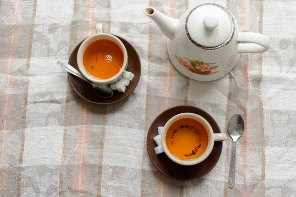 Eine Teekanne Zwei Tassen Tee Auf Untertassen Mit Zucker Teelöffel — Stockfoto