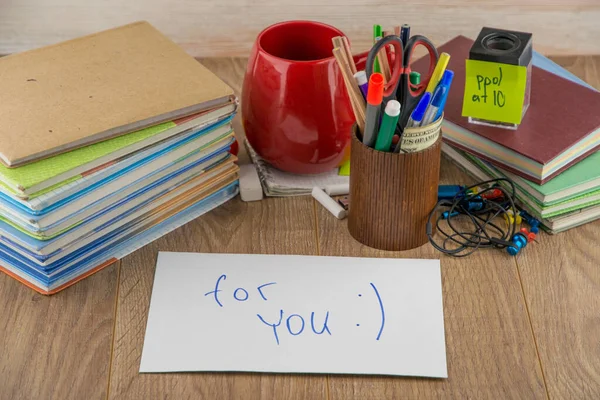 Escritorio Del Estudiante Libros Accesorios Papelería Taza Sobre Misterioso Primer — Foto de Stock