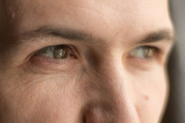 Uzaklara bakan bir adamın gözleri.