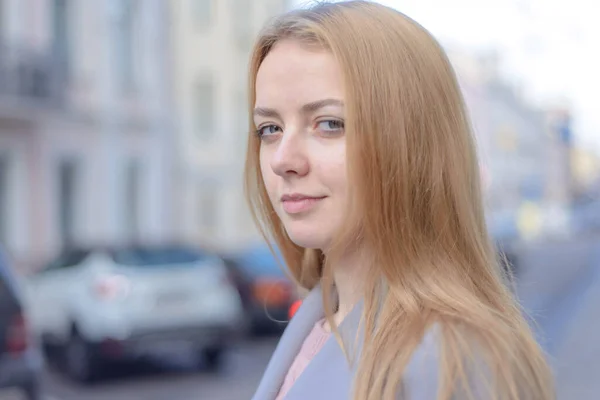 Fille Élégante Réfléchie Avec Les Cheveux Roux Sur Une Rue — Photo