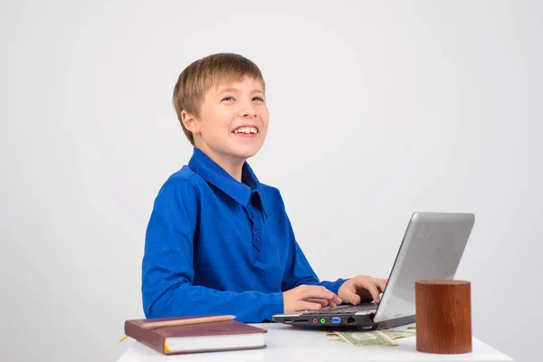 Kleine Zakenman Jonge Slimme Jongen Zoek Dromerig Naast Tafel Een — Stockfoto