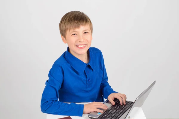 Pequeno Homem Negócios Rapaz Bonito Inteligente Jovem Olha Bloco Notas — Fotografia de Stock