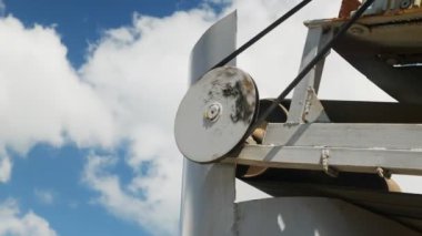 İnşaatta çimento üretimi için kullanılan ezilmiş taşın yapımında kullanılan fabrikanın detaylarının video görüntüleri.