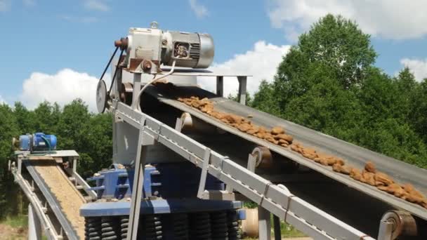 Video Shot Mechanical Conveyor Belt Pulverize Stone Generate Gravel — Vídeo de Stock