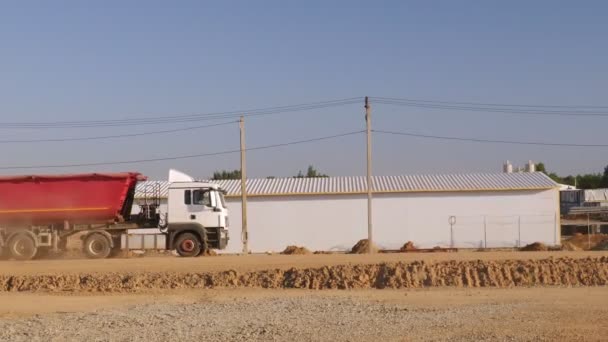 Captura Video Rucks Transportando Suelo Para Nivelar Obra Planta Procesamiento — Vídeos de Stock