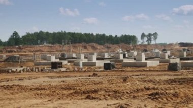 Et işleme tesisinin şantiyesindeki sanayi binalarının yığılma alanının video görüntüleri.  