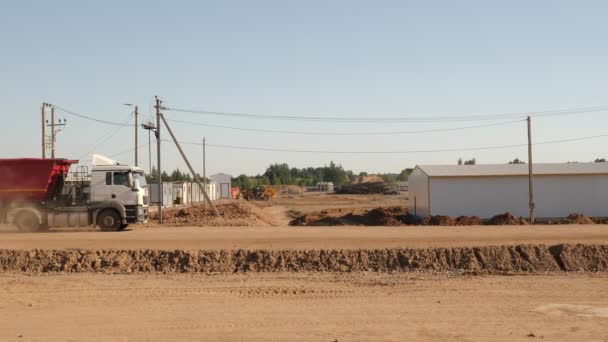 食肉処理場の建設現場を平準化するための土壌を輸送するラックのビデオショット — ストック動画