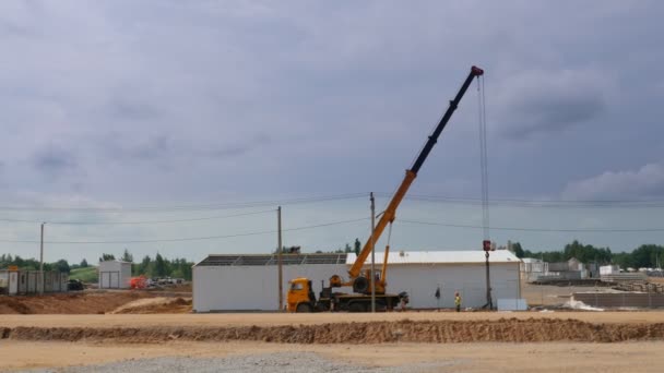 Video Shot Construction Site Crane Assembling Sandwich Panel Roof Production — Vídeo de Stock