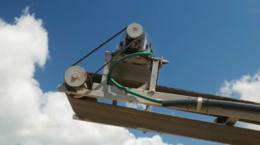 İnşaatta çimento üretimi için kullanılan ezilmiş taşın yapımında kullanılan fabrikanın detaylarının video görüntüleri.