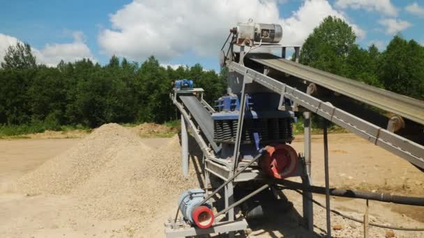 机械输送带粉碎石料及产生砂砾的录像拍摄 — 图库视频影像