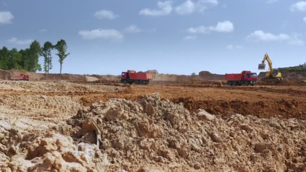 食肉処理場の建設現場を平準化するための土壌を輸送するラックのビデオショット — ストック動画