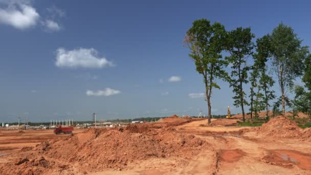 Captura Video Rucks Transportando Suelo Para Nivelar Obra Planta Procesamiento — Vídeos de Stock