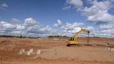 Et işleme tesisinin şantiyesindeki kazık makinesinin video görüntüleri.