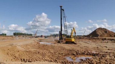 Et işleme tesisinin şantiyesindeki kazık makinesinin video görüntüleri.