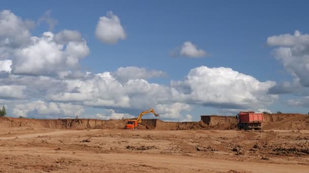 Captura Video Rucks Transportando Suelo Para Nivelar Obra Planta Procesamiento — Vídeo de stock