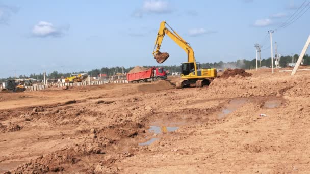 Captura Video Rucks Transportando Suelo Para Nivelar Obra Planta Procesamiento — Vídeos de Stock