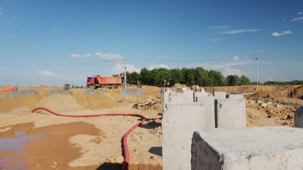 Captura Video Rucks Transportando Suelo Para Nivelar Obra Planta Procesamiento — Vídeos de Stock