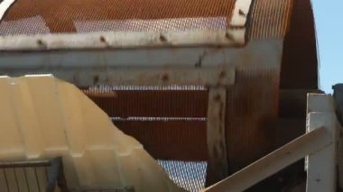 İnşaatta çimento üretimi için kullanılan ezilmiş taşın yapımında kullanılan fabrikanın detaylarının video görüntüleri.