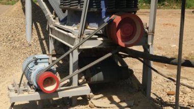 İnşaatta çimento üretimi için kullanılan ezilmiş taşın yapımında kullanılan fabrikanın detaylarının video görüntüleri.