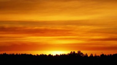 Sabah gündoğumu Bulutların arasından