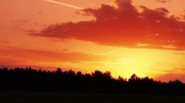 Sabah gündoğumu Bulutların arasından