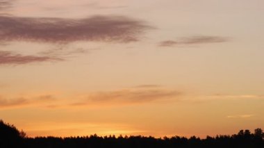 Sabah gündoğumu Bulutların arasından