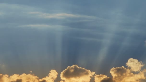 Небесні хмари з сонячними променями — стокове відео